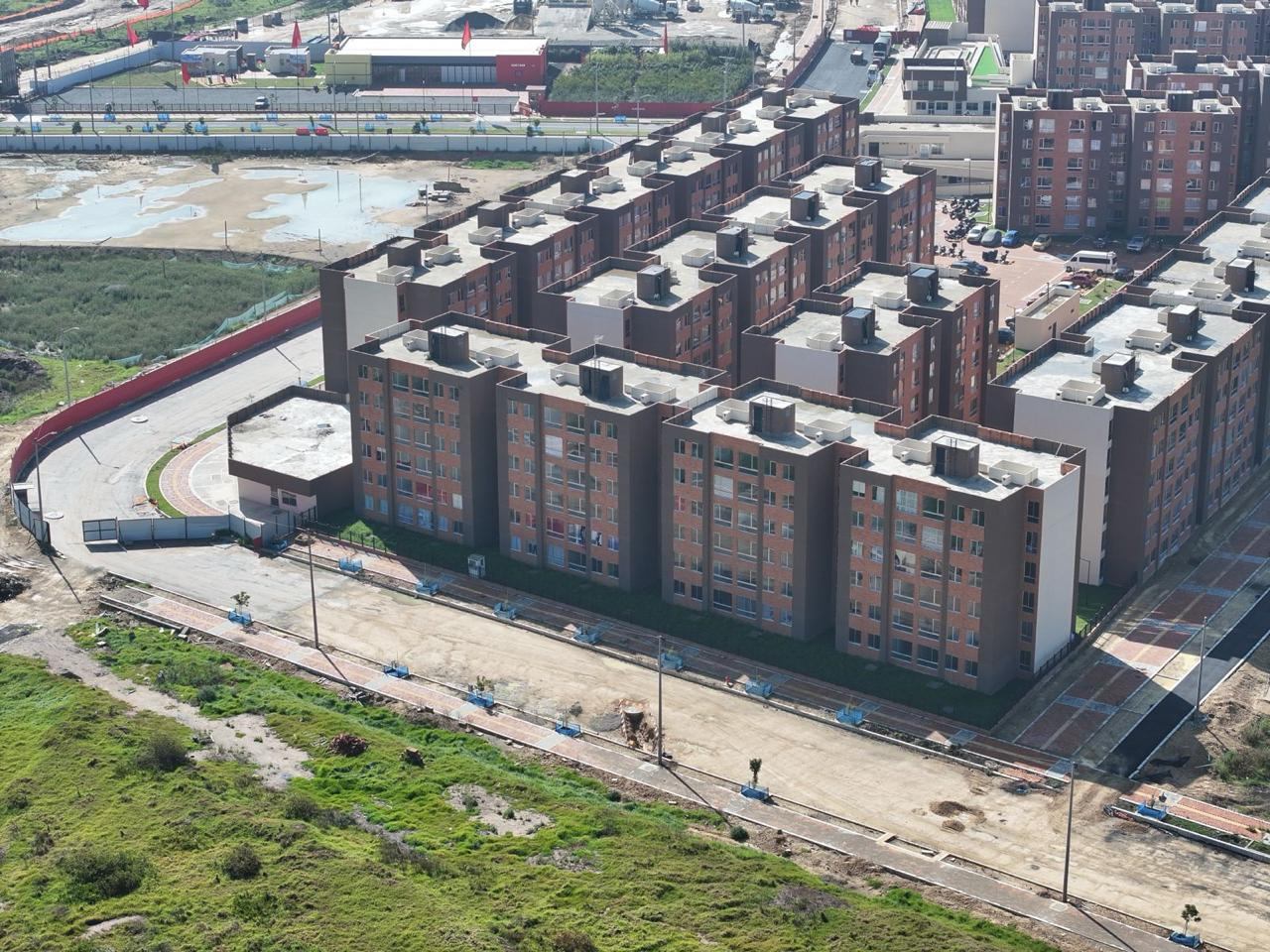 Vista aérea de obra de urbanismo con vías y conjuntos residenciales en Bogotá