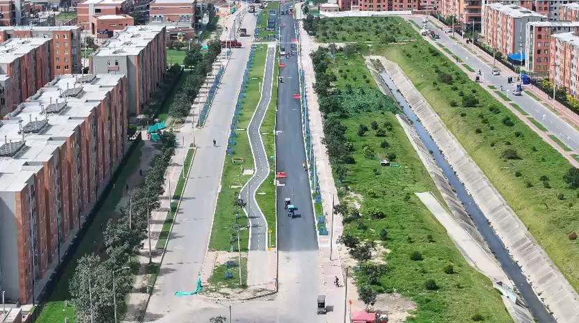 Vista aérea de vía en construcción junto a edificios