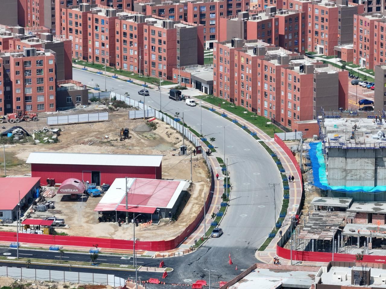 Obra de urbanismo con vías y redes en ejecución